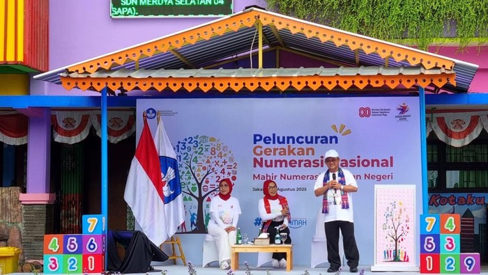 Mendikdasmen Abdul Muti soroti numerasi bukan hanya angka tapi juga dituangkan dalam numerasi seperti soal cerita dalam acara Peluncuran Gerakan Numerasi Nasional.