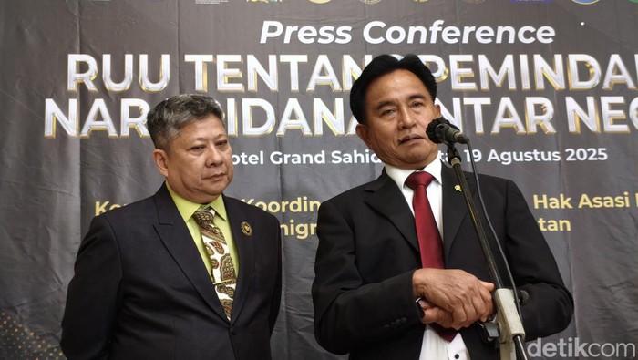 Menko Kumham Imipas Yusril Ihza Mahendra memimpin rapat lintas kementerian membahasa revisi undang-undang (RUU)  tentang pemindahan narapidana antarnegara. (Kurniawan F/detikcom)