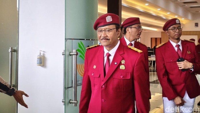 Mensos Gus Ipul mengenakan jas almamater siswa Sekolah Rakyat. (Kurniawan/detikcom)