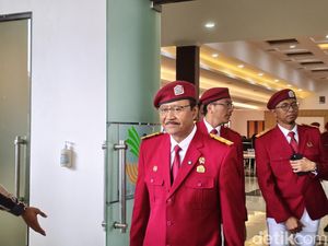 Video: Gus Ipul Perkenalkan Almamater-Baret Merah Siswa Sekolah Rakyat