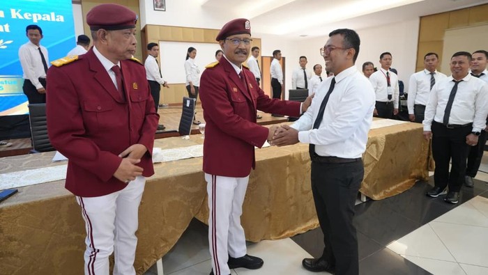 Mensos Kenalkan Almamater yang Akan Digunakan Siswa Sekolah Rakyat