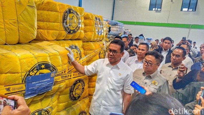 Menteri Perdagangan (Mendag) Budi Santoso saat melakukan penyitaan pakaian bekas impor di gudang, wilayah Desa Tegalluar, Kecamatan Bojongsoang, Selasa (19/8/2025).