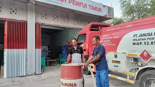 Mobil Pertamina saat menyalurkan minyak tanah untuk pelanggan di Desa Penfui Timur, Kecamatan Kupang Tengah, Kabupaten Kupang, NTT, Selasa (19/8/2025). (Dok. Pertamina Patra Niaga Jatimbalinus)