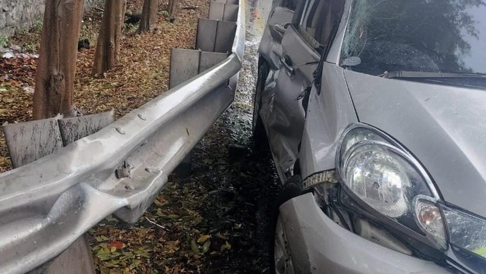 Mobil selip ban di Tol JORR. (Dok. ist)