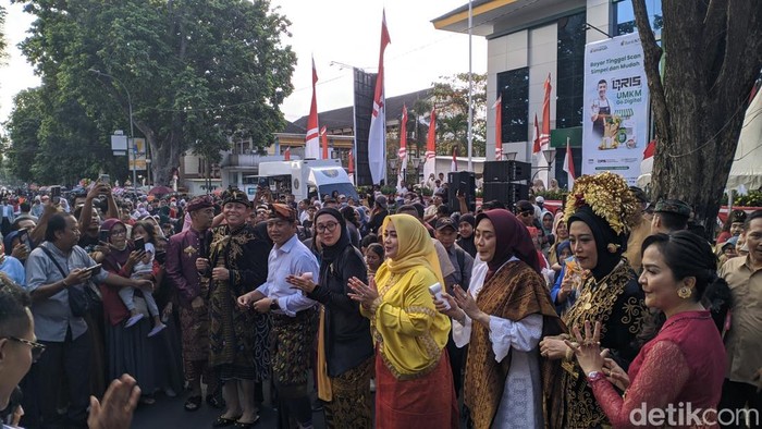 Momen Gubernur NTB Lalu Muhamad Iqbal bersama istrinya Sinta Agathia dan Wakil Gubernur NTB Indah Dhamayanti Putri berjoget Tabola Bale pada acara Parade Budaya di Mataram, Selasa (19/8/2025).