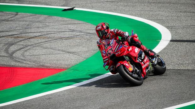 Ducati Lenovo Team's Italian rider Francesco Bagnaia takes the long lap due to technical problems as he competes during the sprint race ahead of the Austrian MotoGP Grand Prix at the Red Bull Ring race track in Spielberg, Austria, on August 16, 2025. (Photo by Jure Makovec / AFP)