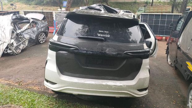 Mqobil Toyota Fortuner menabrak bagian belakang truk di Jalan Raya Serpong, Tangsel, Banten. Pengemudi Fortuner dilaporkan meninggal dunia.  (dok Istimewa)