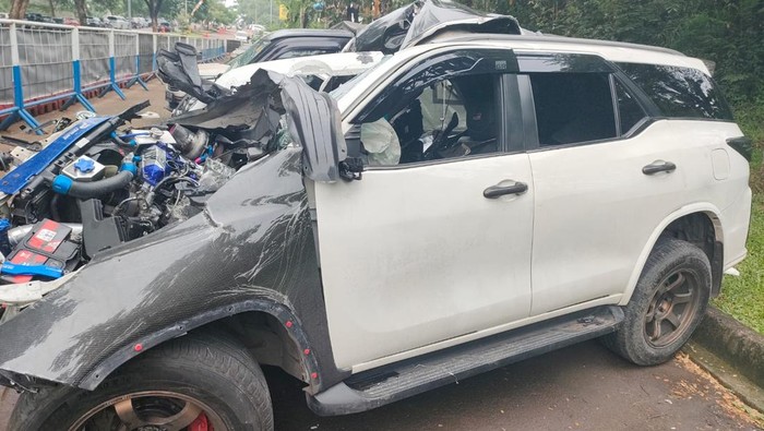 Mqobil Toyota Fortuner menabrak bagian belakang truk di Jalan Raya Serpong, Tangsel, Banten. Pengemudi Fortuner dilaporkan meninggal dunia.  (dok Istimewa)