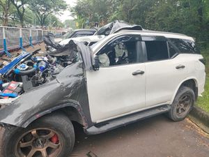 Detik-detik Fortuner Tabrak Truk di Serpong, Sopir Sempat Terjepit 30 Menit
