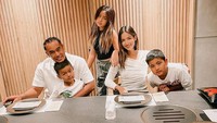 Momen Nia bersama suami dan anaknya ini juga tampak manis. Mereka berada di sebuah restoran Jepang yang menawarkan menu daging panggang. Foto: Instagram/@ramadhanibakrie