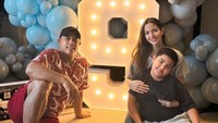 Kalau ini momen Nia dan Ardi Bakrie merayakan ulang tahun putranya. Mereka merayakan di rumah dengan hiasan balon dan kue cokelat nikmat. Foto: Instagram/@ramadhanibakrie