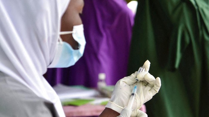 People depart a Primary Health Care Center after receiving mpox vaccination, following the resurgence of mpox cases in Igabi, Kaduna, Nigeria, August 18, 2025. REUTERS/Nuhu Gwamna  REFILE - CORRECTING NAME FROM 