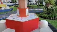 Bangku di Taman Numerasi BBGTK DIY, berbentuk heksagon alias segi enam. Di atasnya ada keterangan seputar heksagon dan pelajaran seputar bangun datar dua dimensi. Foto: (Tangkapan layar YouTube Balai Besar BBGTK DIY)