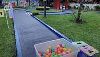 Ada bola-bola di dalam kontainer dan wadah yang sudah diberi angka. Anak-anak bisa memasukkan bola-bola ini ke dalam wadah yang sudah disiapkan, sesuai dengan angka yang tertera. Foto: (Tangkapan layar YouTube Balai Besar BBGTK DIY)