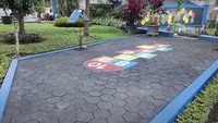 Permainan taplak gunung atau engklek yang ada keterangan angka-angkanya. Foto: (Tangkapan layar YouTube Balai Besar BBGTK DIY)