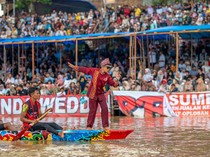 Rapper Melly Mike Mendarat di Indonesia, Meriahkan Pacu Jalur di Kuansing