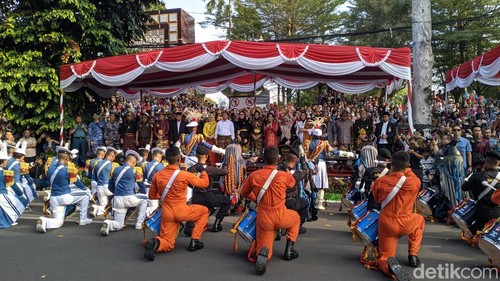 Parade Budaya di Jalan Pejanggik Kota Mataram disaksikan langsung oleh Gubernur NTB Lalu Muhamad Iqbal, Selasa (19/8/2025).
