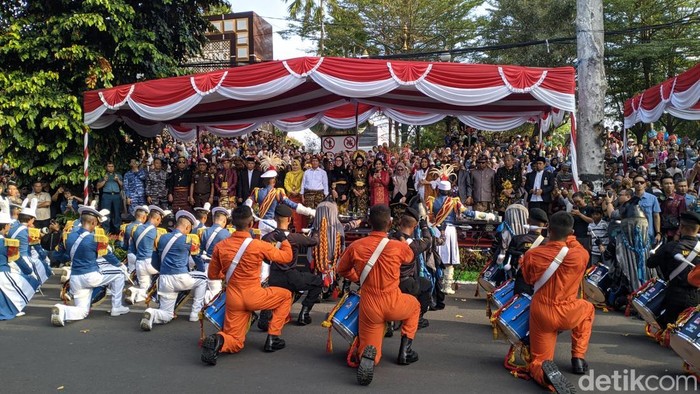 Parade Budaya di Jalan Pejanggik Kota Mataram disaksikan langsung oleh Gubernur NTB Lalu Muhamad Iqbal, Selasa (19/8/2025).