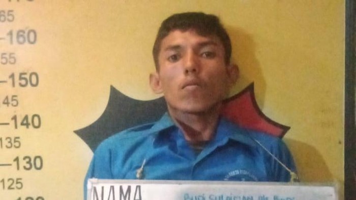 Pelaku Budi saat diamankan di kantor polisi. (Foto: Dok. Polsek Medan Labuhan)
