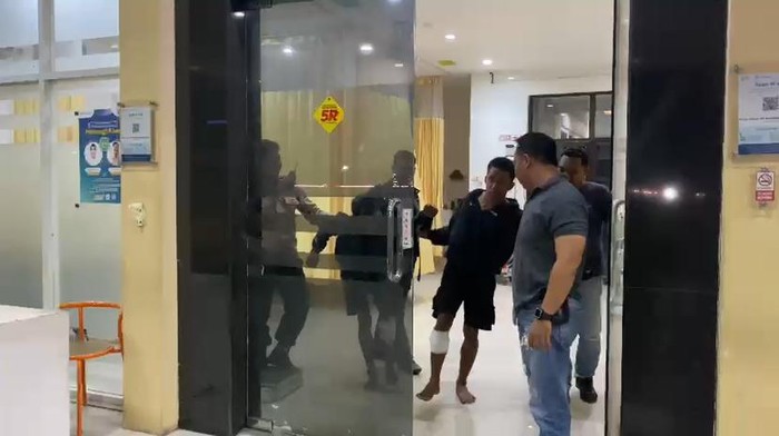 Pelaku jambret berinisial MH alias Haekal dihadiahi timah panas pada betis kanannya lantaran melawan dan hendak kabur saat ditangkap polisi di Mataram. (Foto: Dok.   Polresta Mataram)