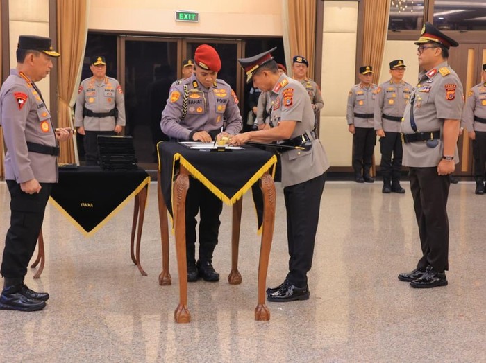 Kapolri Jenderal Listyo Sigit Prabowo melantik Brigjen Marzuki Ali Basyah sebagai Kapolda Aceh