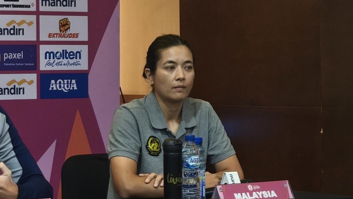 Pelatih Timnas Putri Malaysia U-16, Leila Chua Pak Ling, saat konferensi pers di Hotel Paragon, Kota Solo, Selasa (19/8/2025).
