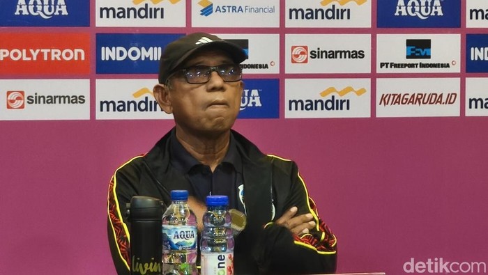 Pelatih Timnas Putri Timor Leste U-16, Emral Abus, saat konferensi pers di Hotel Paragon, Kota Solo, Selasa (19/8/2025).