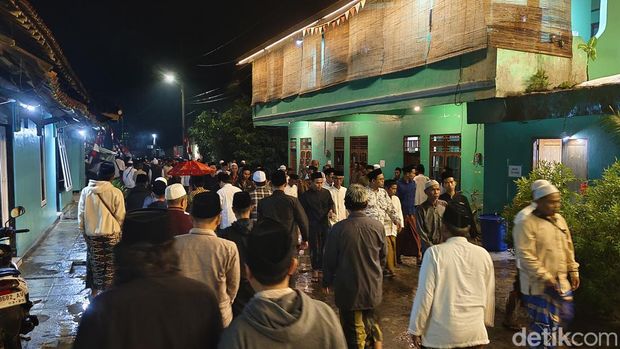 Suasana rumah duka KH Thoifur Mawardi di Ponpes Daarut Tauhid, Kelurahan Kedungsari, Kecamatan Purworejo, Selasa (19/8/2025) malam.