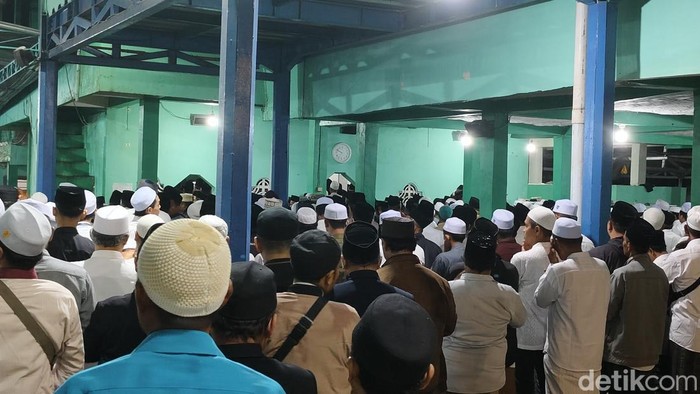 Suasana rumah duka KH Thoifur Mawardi di Ponpes Daarut Tauhid, Kelurahan Kedungsari, Kecamatan Purworejo, Selasa (19/8/2025) malam.