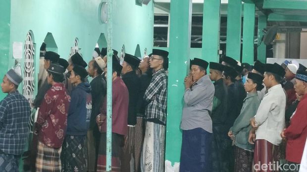 Suasana rumah duka KH Thoifur Mawardi di Ponpes Daarut Tauhid, Kelurahan Kedungsari, Kecamatan Purworejo, Selasa (19/8/2025) malam.