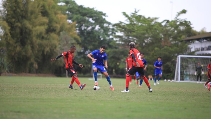 Pemain Sriwijaya FC saat laga uji coba dengan Persipura.