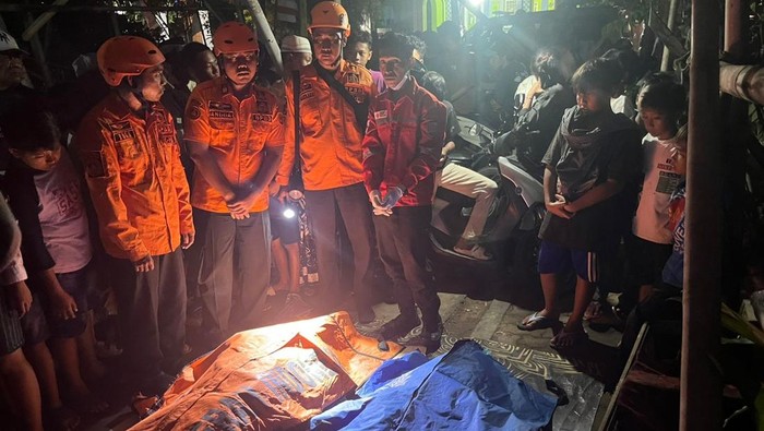 Tim SAR temukan dua pemancing yang tewas di pintu masuk Menara Merah, Pelabuhan Tanjung Emas, Semarang, Selasa (19/7/2025).