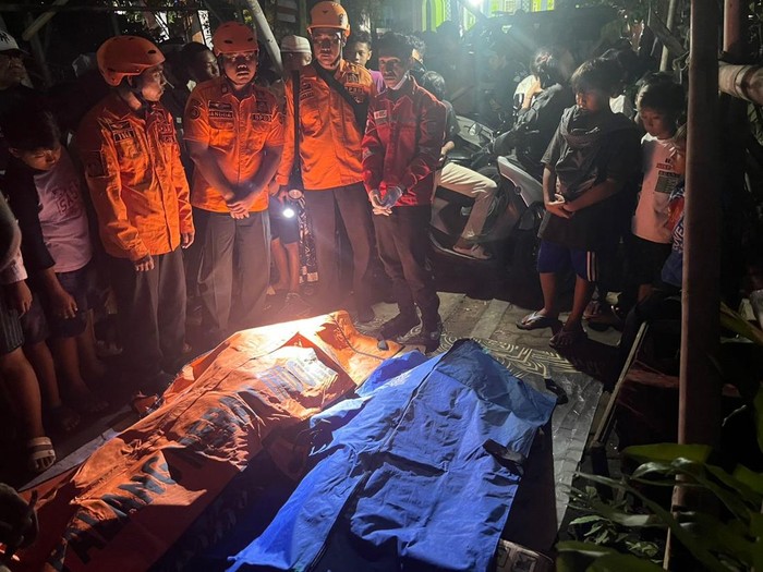 Tim SAR temukan dua pemancing yang tewas di pintu masuk Menara Merah, Pelabuhan Tanjung Emas, Semarang, Selasa (19/7/2025).
