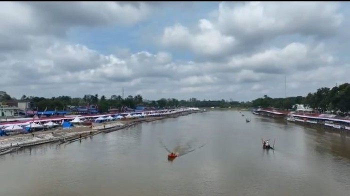 Pemandangan dari udara jernihnya Sungai Kuantan, Kuansing, menjelang Pacu Jalur, Selasa (19/8/2025).