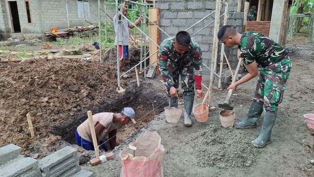 Pembangunan rumah Jemirin yang sudah tidak layak dalam program TNI Manunggal Membangun Desa (TMMD) ke-125.