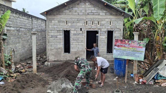 Pembangunan rumah Jemirin yang sudah tidak layak dalam program TNI Manunggal Membangun Desa (TMMD) ke-125.