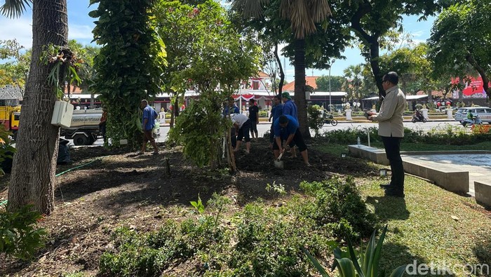 Pembersihan Taman Apsari Surabaya