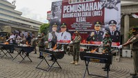 Petugas gabungan membakar barang bukti berupa rokok ilegal saat pemusnahan Barang Kena Cukai (BKC) ilegal di Kantor Balai Kota Semarang, Jawa Tengah, Selasa (19/8/2025). ANTARA FOTO/Makna Zaezar