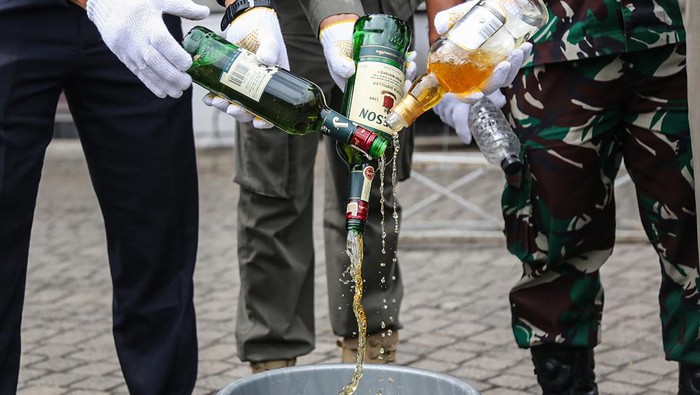 Petugas gabungan membuang minuman beralkohol ilegal saat pemusnahan Barang Kena Cukai (BKC) ilegal di Kantor Balai Kota Semarang, Jawa Tengah, Selasa (19/8/2025). Bea Cukai Kota Semarang memusnahkan barang ilegal berbahaya bagi masyarakat yang merupakan hasil penindakan dari periode tahun 2024 hingga 2025 yakni sebanyak 6.212.232 batang rokok, 225 gram tembakau iris, 8.649,63 liter minuman mengandung etil alkohol (MMEA) dan empat buah ponsel pintar dengan nilai barang ditaksir mencapai Rp11,3 miliar. ANTARA FOTO/Makna Zaezar/nym.