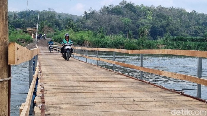 Penampakan jembatan apung 70 meter di atas Sungai Progo penghubung Bantul-Kulon Progo. Foto diunggah Selasa (19/8/2025).