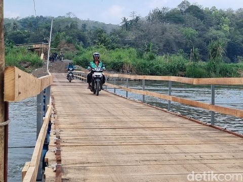 Penampakan jembatan apung 70 meter di atas Sungai Progo penghubung Bantul-Kulon Progo. Foto diunggah Selasa (19/8/2025).