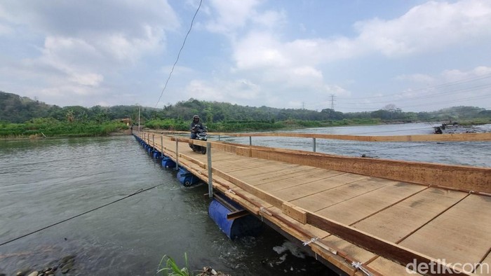 Penampakan jembatan apung 70 meter di atas Sungai Progo penghubung Bantul-Kulon Progo. Foto diunggah Selasa (19/8/2025).