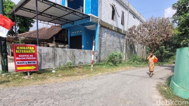 Penampakan jembatan apung 70 meter di atas Sungai Progo penghubung Bantul-Kulon Progo. Foto diunggah Selasa (19/8/2025).