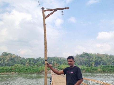 Penampakan jembatan apung 70 meter di atas Sungai Progo penghubung Bantul-Kulon Progo. Foto diunggah Selasa (19/8/2025).