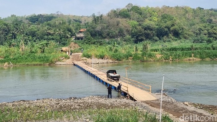 Penampakan jembatan apung 70 meter di atas Sungai Progo penghubung Bantul-Kulon Progo. Foto diunggah Selasa (19/8/2025).