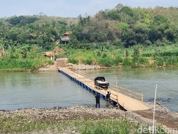 Penampakan jembatan apung 70 meter di atas Sungai Progo penghubung Bantul-Kulon Progo. Foto diunggah Selasa (19/8/2025).