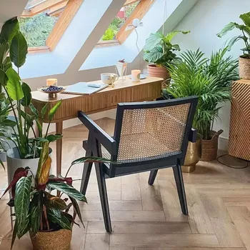 Penampakan taman di dalam rumah