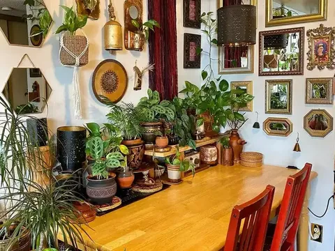 Penampakan taman di dalam rumah