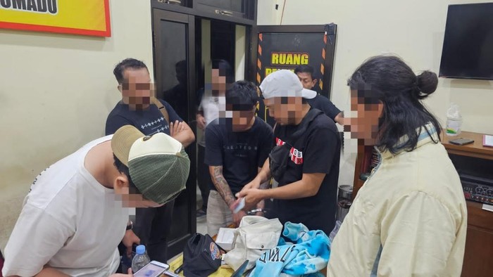 Polisi saat mengamankan pelaku pengeroyokan dan pembunuhan.
