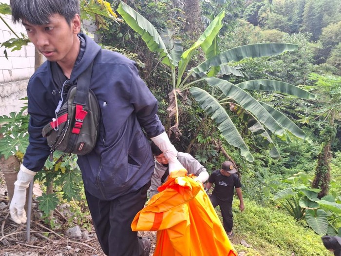 Petugas mengevakuasi kerangka manusi yang ditemukan di lahan kosong di Jalan Puntodewo, Kelurahan Polehan, Kecamatan Blimbing, Kota Malang